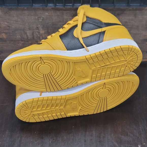 Nike Air Jordan 1 High OG 'Pollen' Wmns 8.5 Great Condition. Same day shipping - Picture 13 of 16